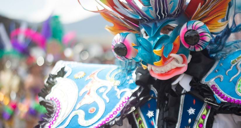 Danzantes en la ciudad de Puno